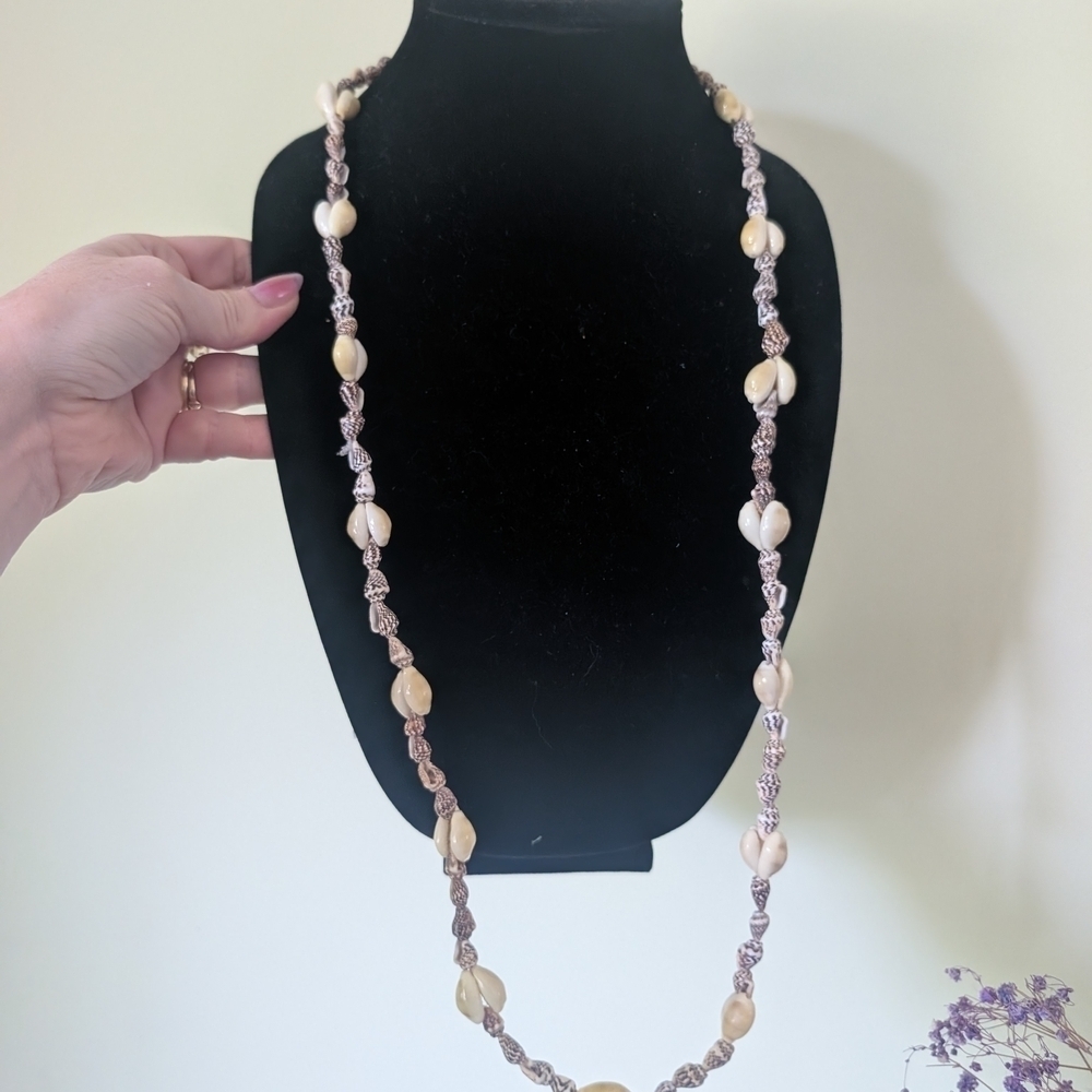 Elegant Shell and Bead Necklace
